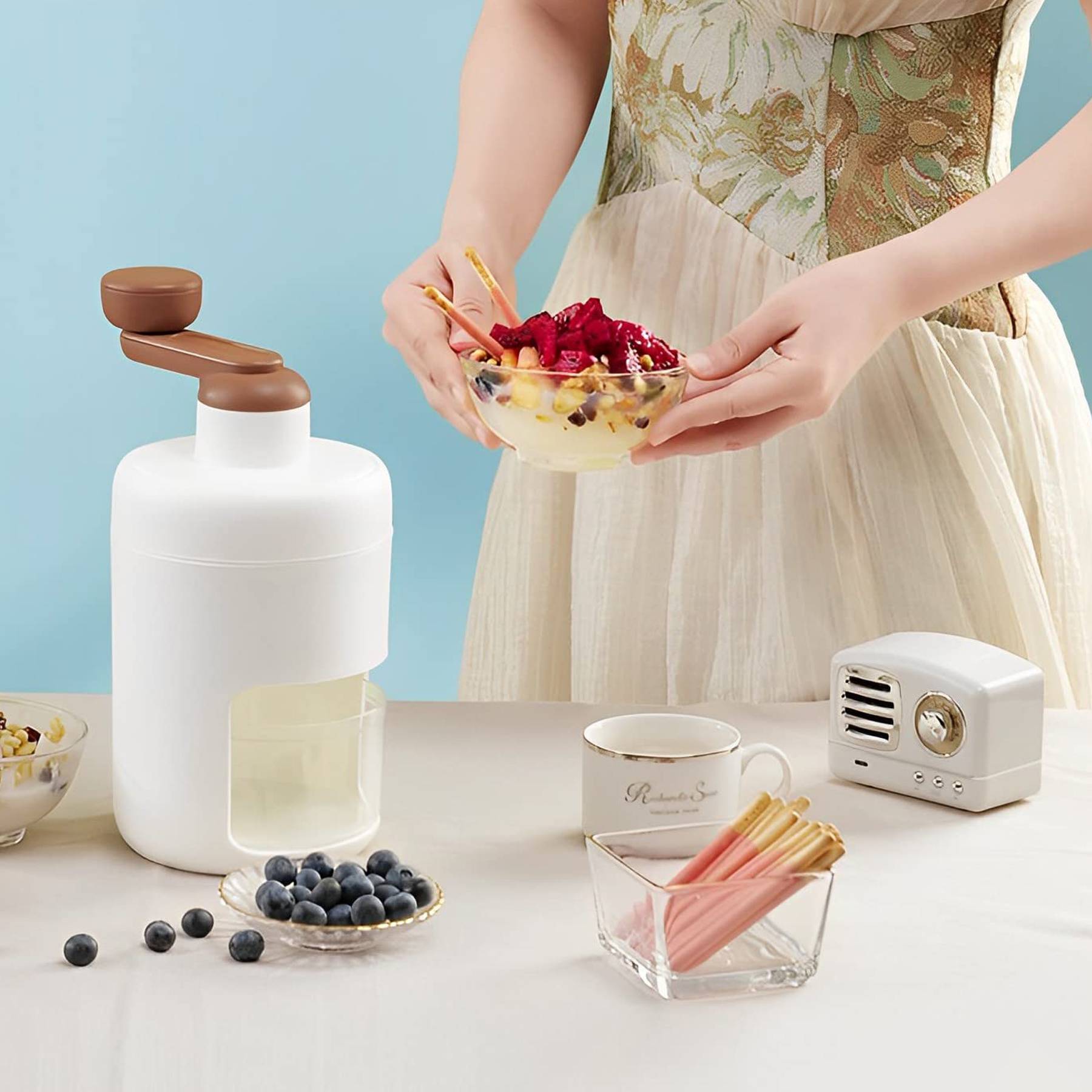 Small hand-cranked ice crusher 1