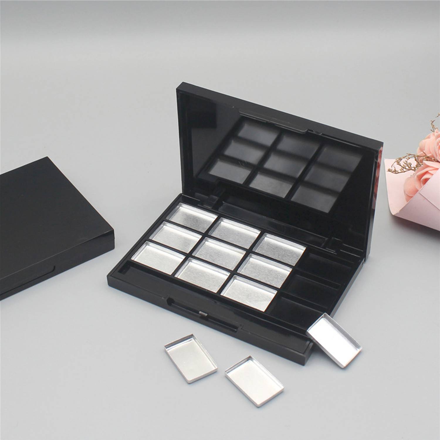 Empty makeup box with 12 grids and a brush slot 2