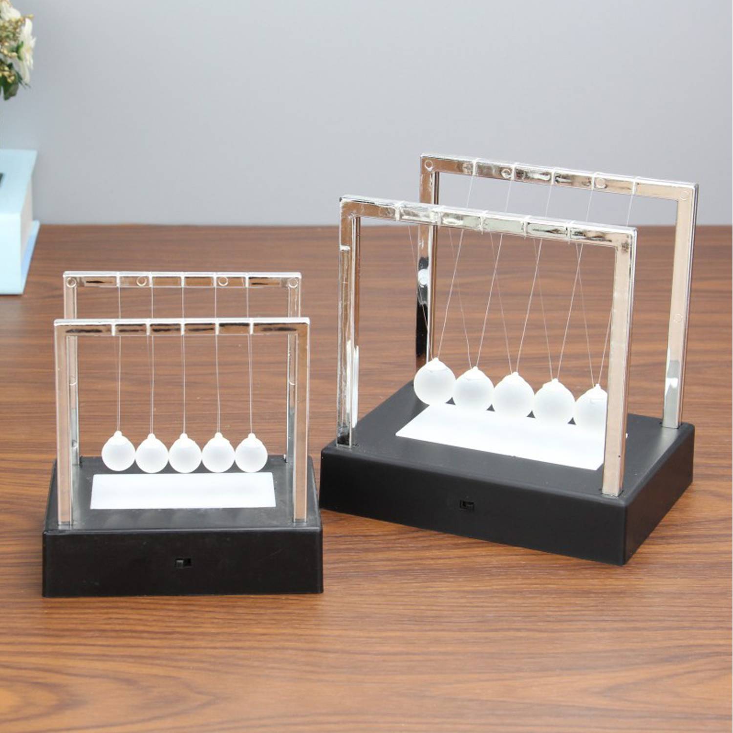 Newtons cradle pendulum LED balls 3